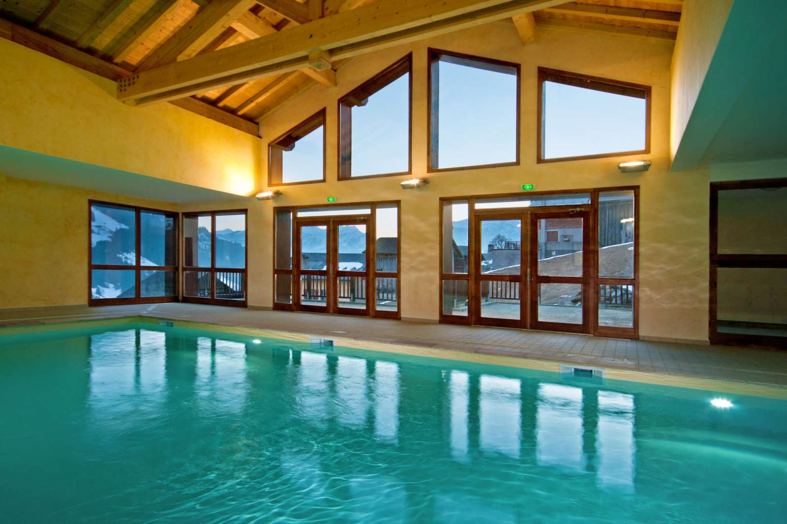 Piscine avec vue des Chalets du Mont Blanc