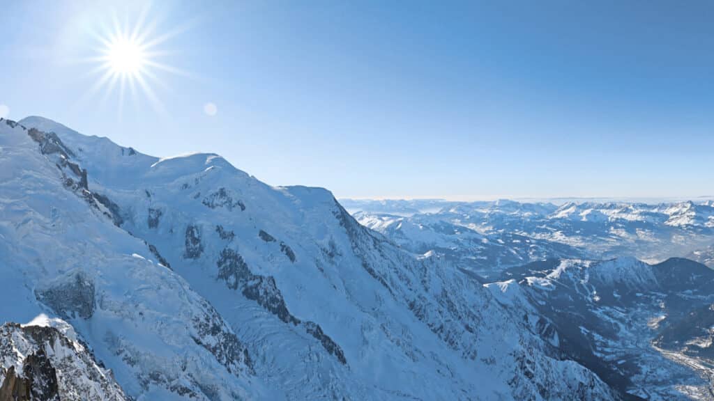 La vue vers Saint Gervais au sommet de l'Aiguille du Midi