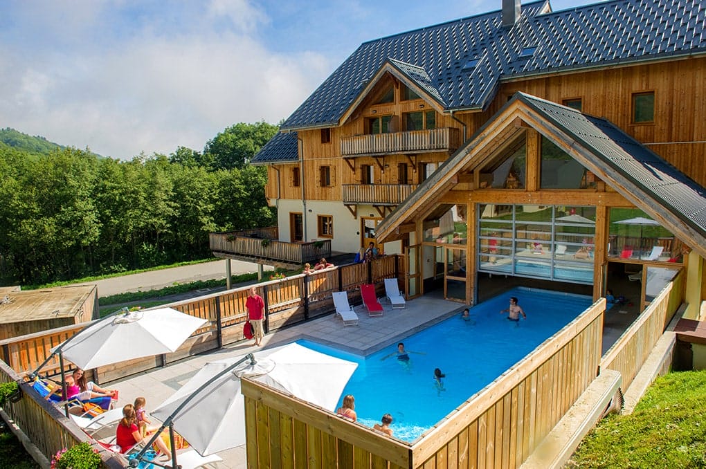 Piscine extérieure de la résidence Goélia de Saint-Colomban-des-Villards
