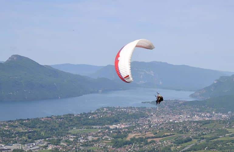 Parapente au-dessus du lac du Bourget