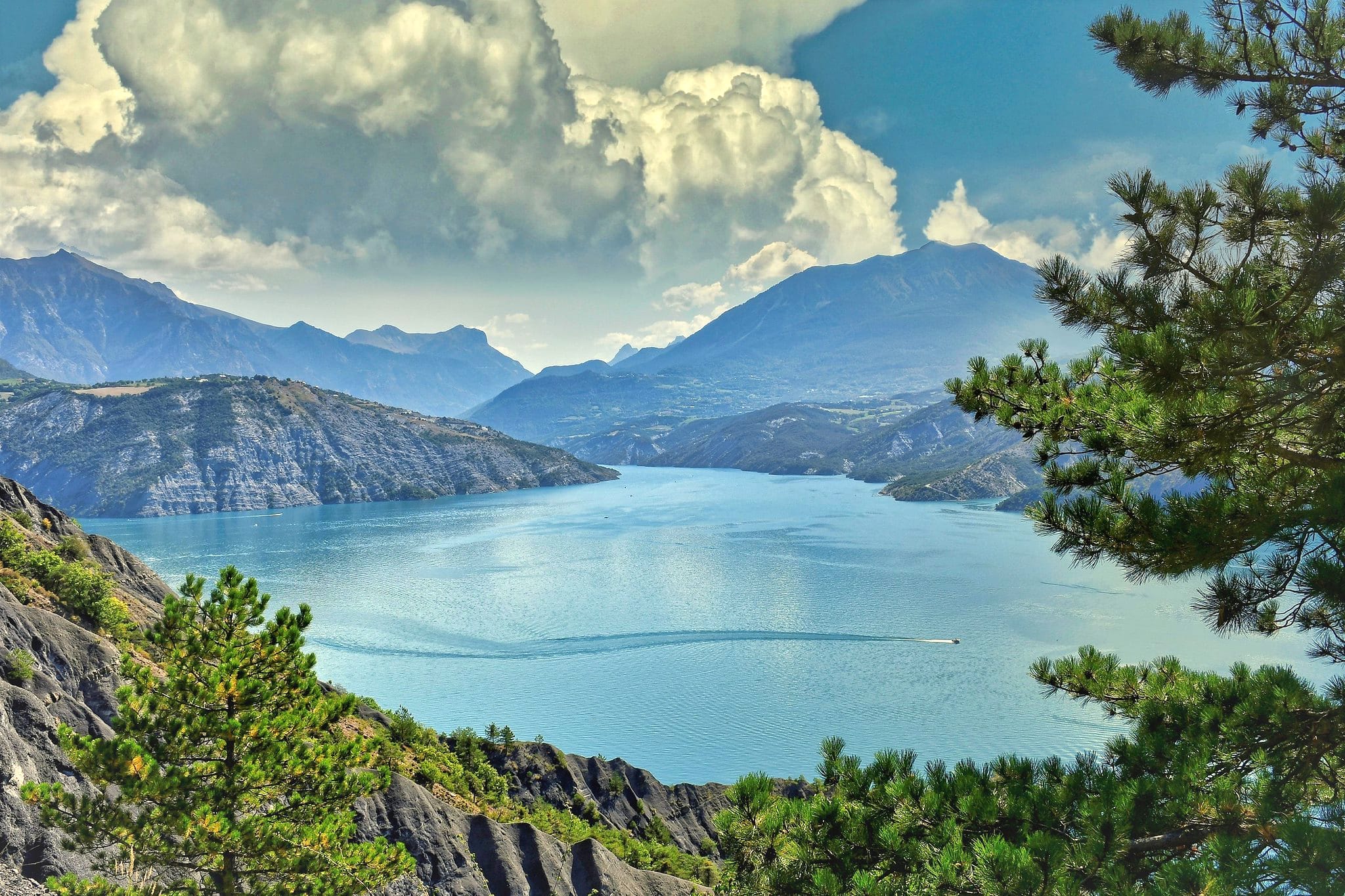 "Le Lac du barrage de Serre Ponçon-France" by Jean et Coco is marked with CC BY-NC-SA 2.0.