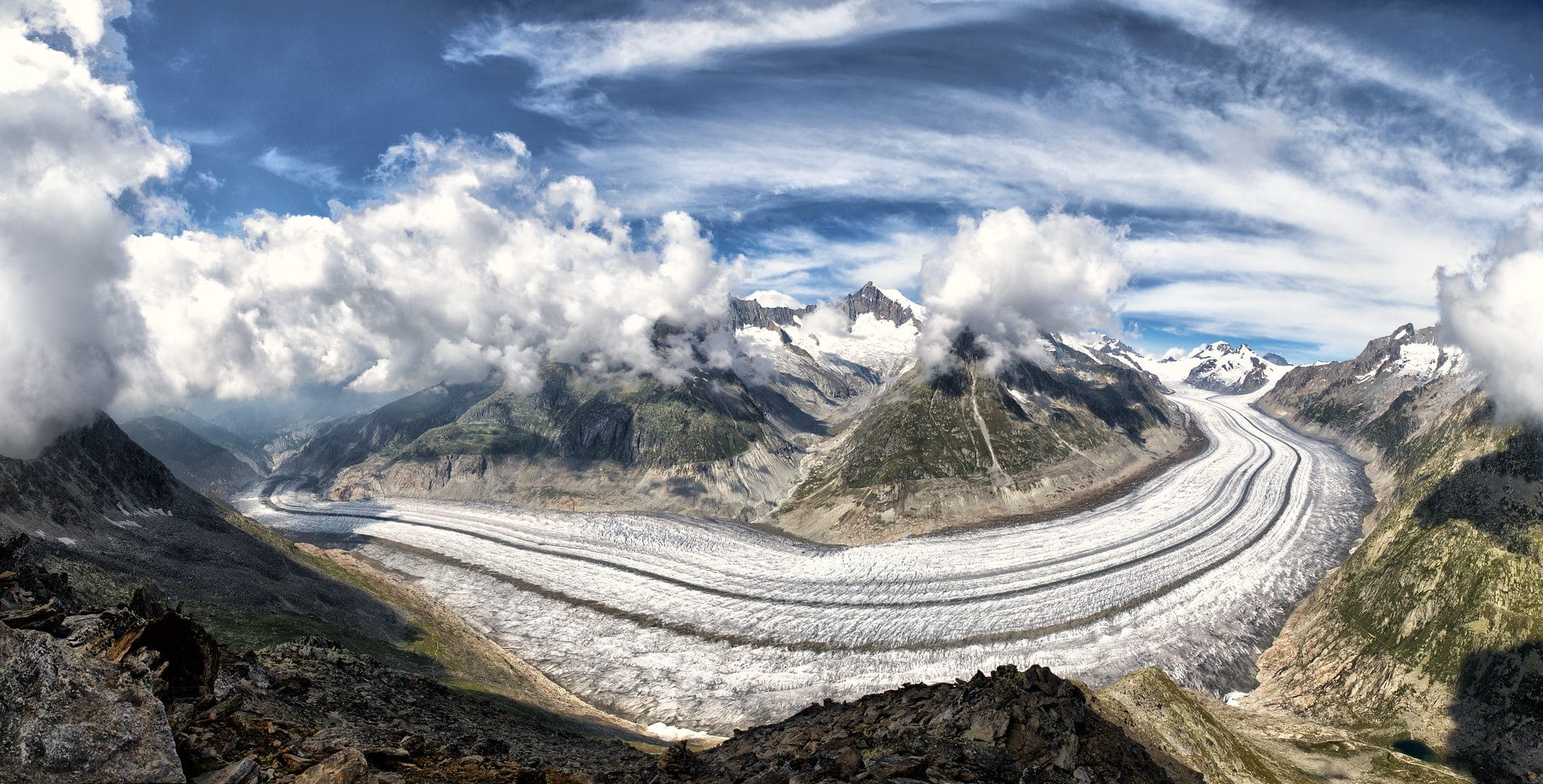 Glacier d'Aletsch : bien que peu épargné par le réchauffement climatique, il reste le plus grand et plus beau glacier des Alpes.