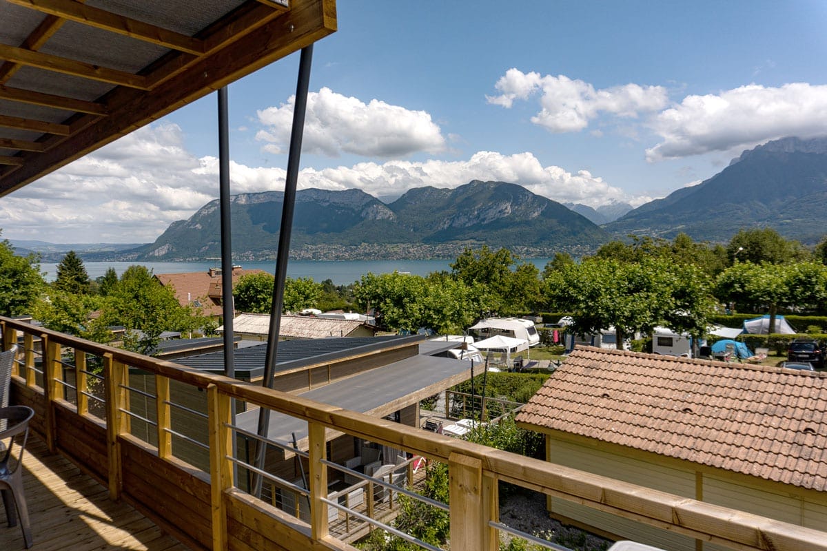 Vue sur le lac d'Annecy depuis les chalets à louer du camping Panoramic