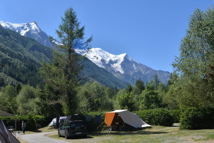 Vue sur les neiges éternelles des Alpes depuis le camping de la mer de glace