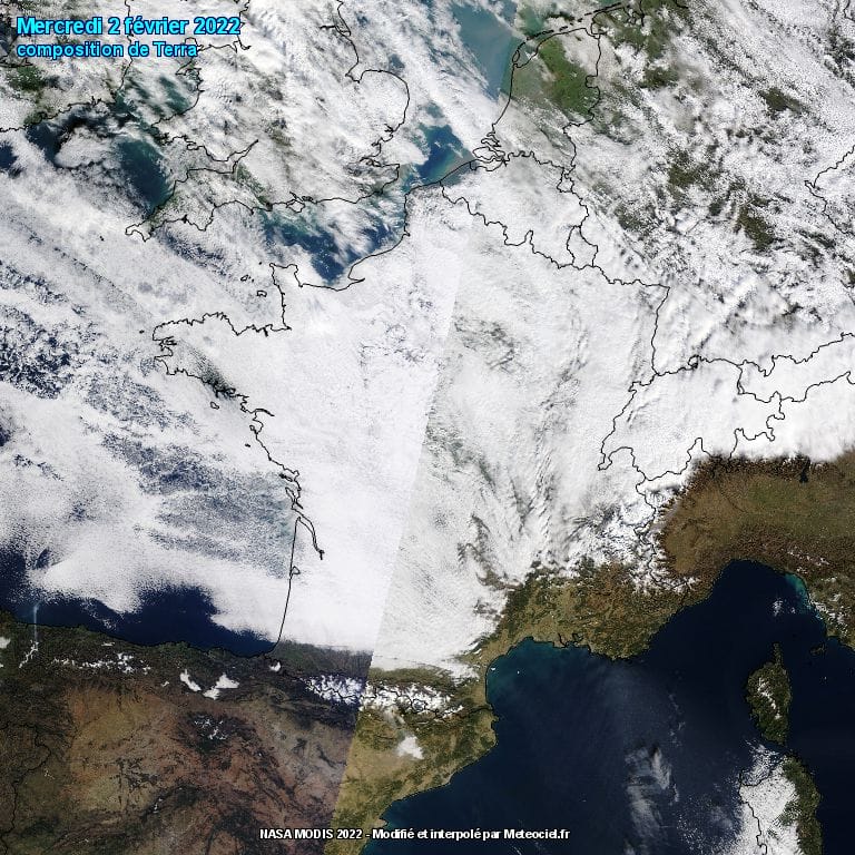 La France couverte en hiver par les nuages bas, sauf le sud et les vallées alpines