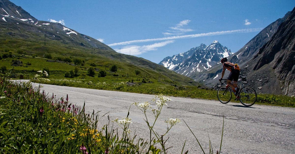 Cycliste à vélo sur la route du galibier