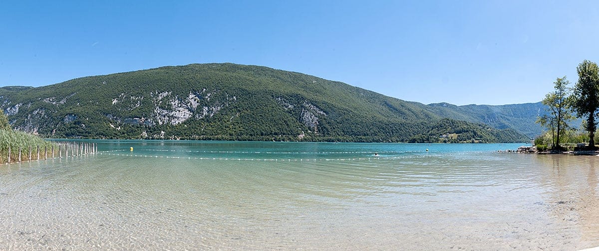 Panoramique du plan d'eau surveillé de la plage du Bon Vent, Aiguebelette