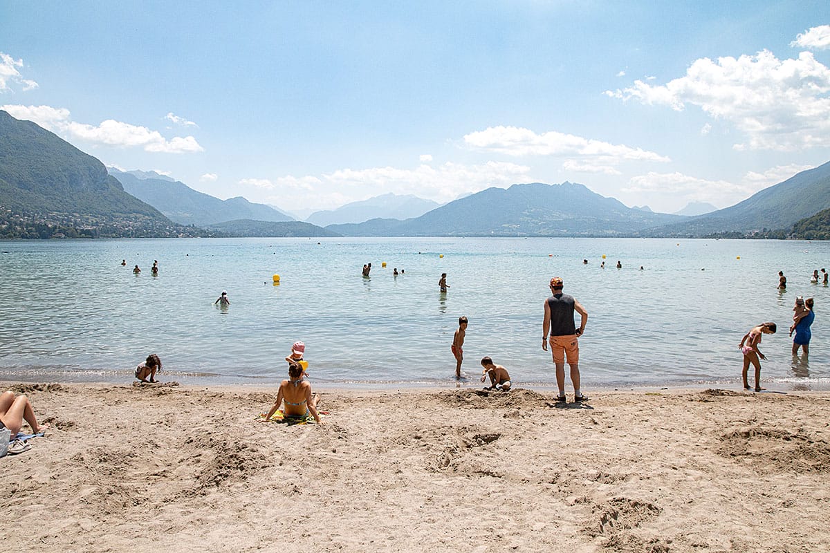 Plage de sable d'Albigny à Annecy
