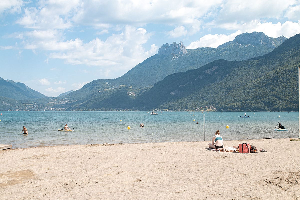 Plage de sable du Bout du Lac d'Annecy à Doussard