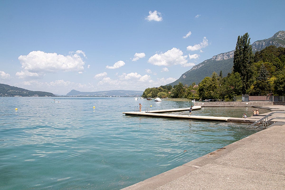 Le lac d'Annecy est idéal pour se rafraîchir en été