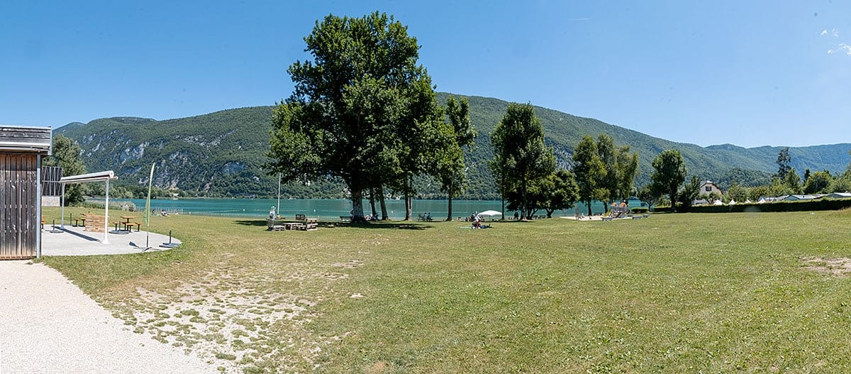 Vue panoramique de la plage de Pré Argent, Aiguebelette