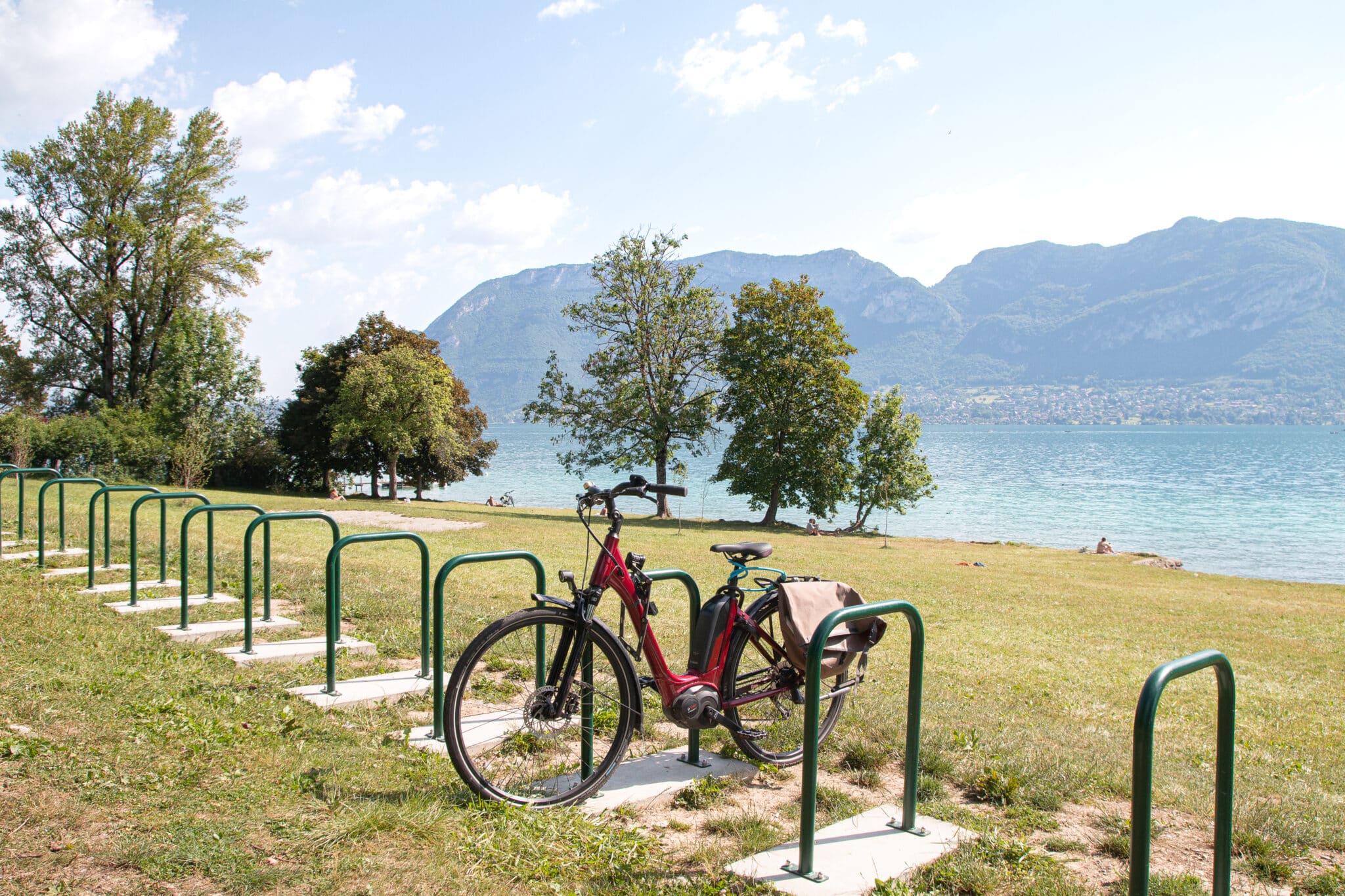 Vélo électrique garé sur les rives du lac d'Annecy