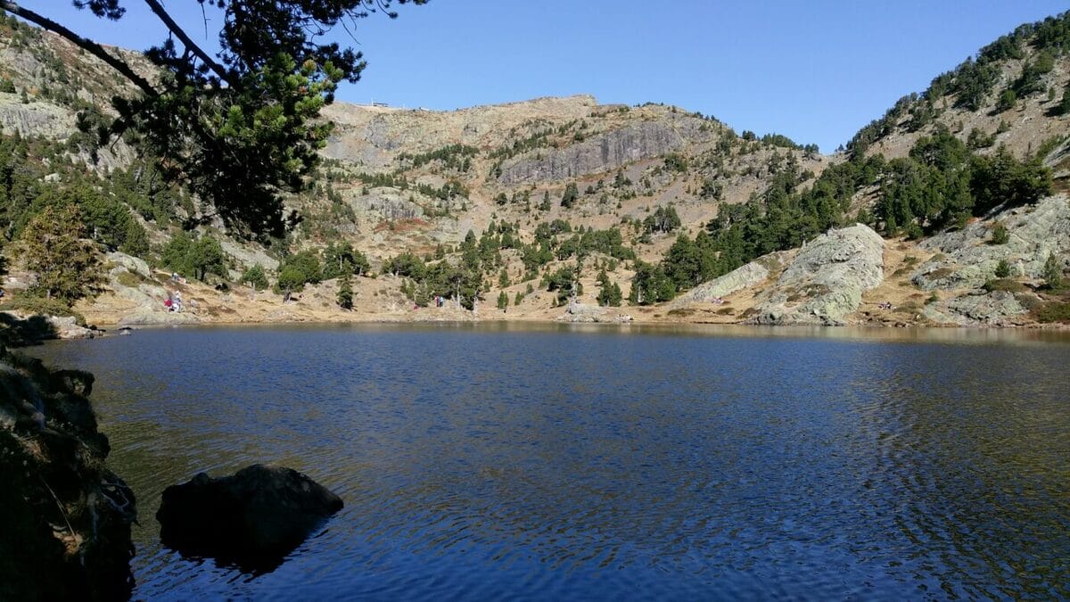 Le lac Achard fin octobre dans les Alpes