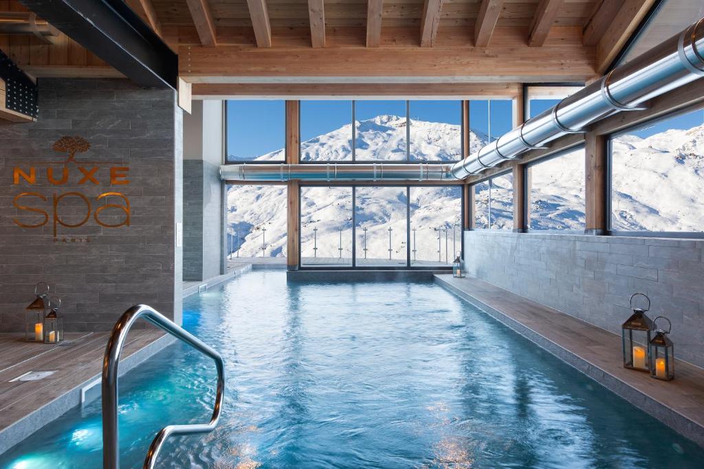 Piscine intérieure / extérieure de l'Ours Blanc aux Menuires