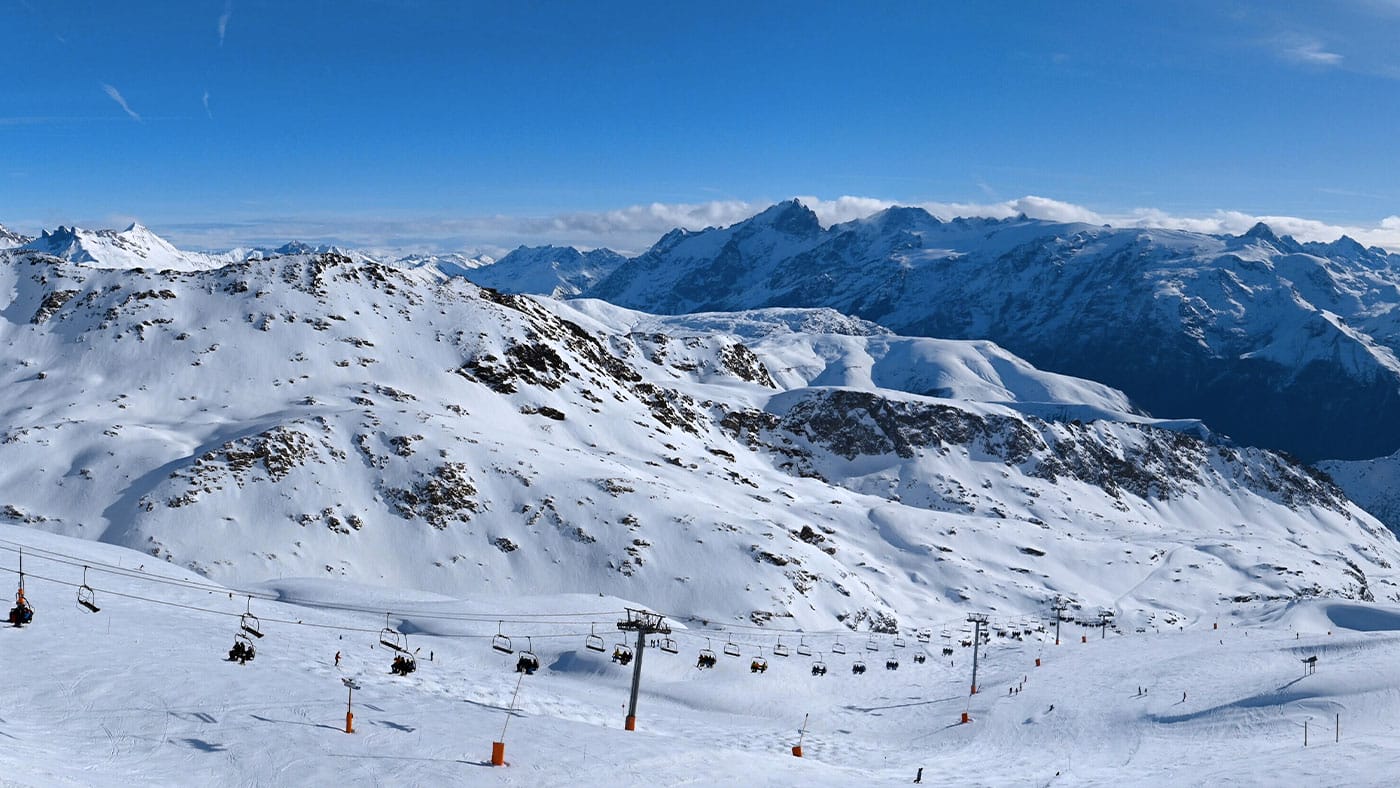 L'Alpe d'Huez, surnommée, l'île au soleil