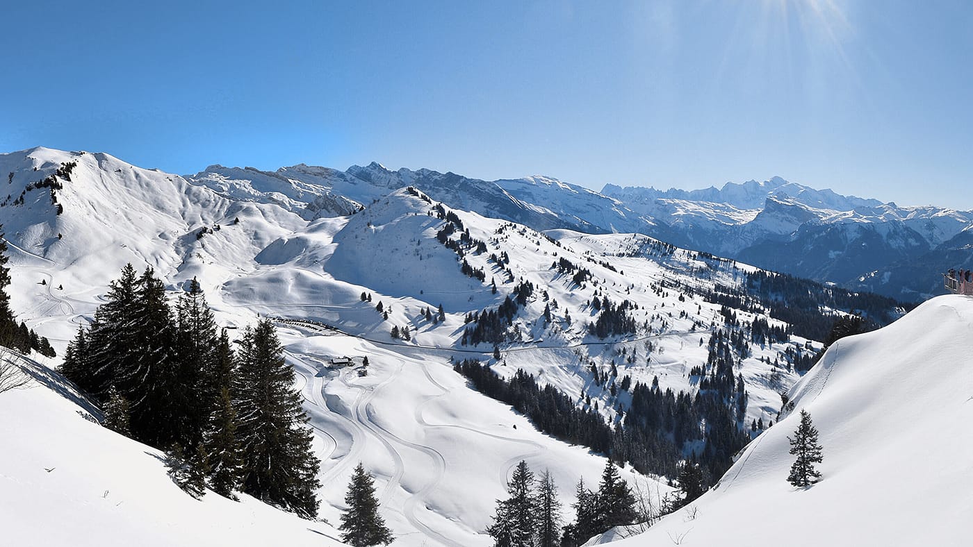 Vue en surplomb du col de Joux Plane en hiver