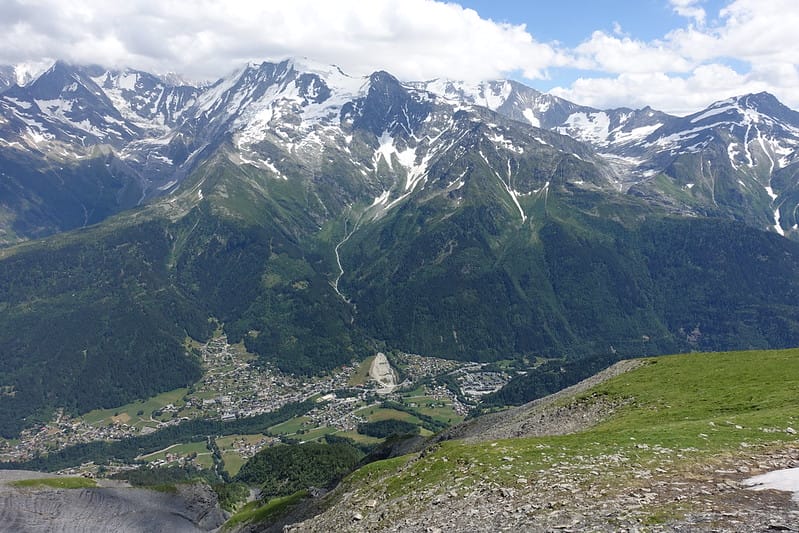 Le village des Contamines (en bas), surmonté par le massif du mont Blanc par Guilhem Vellut, licence CC BY 2.0.