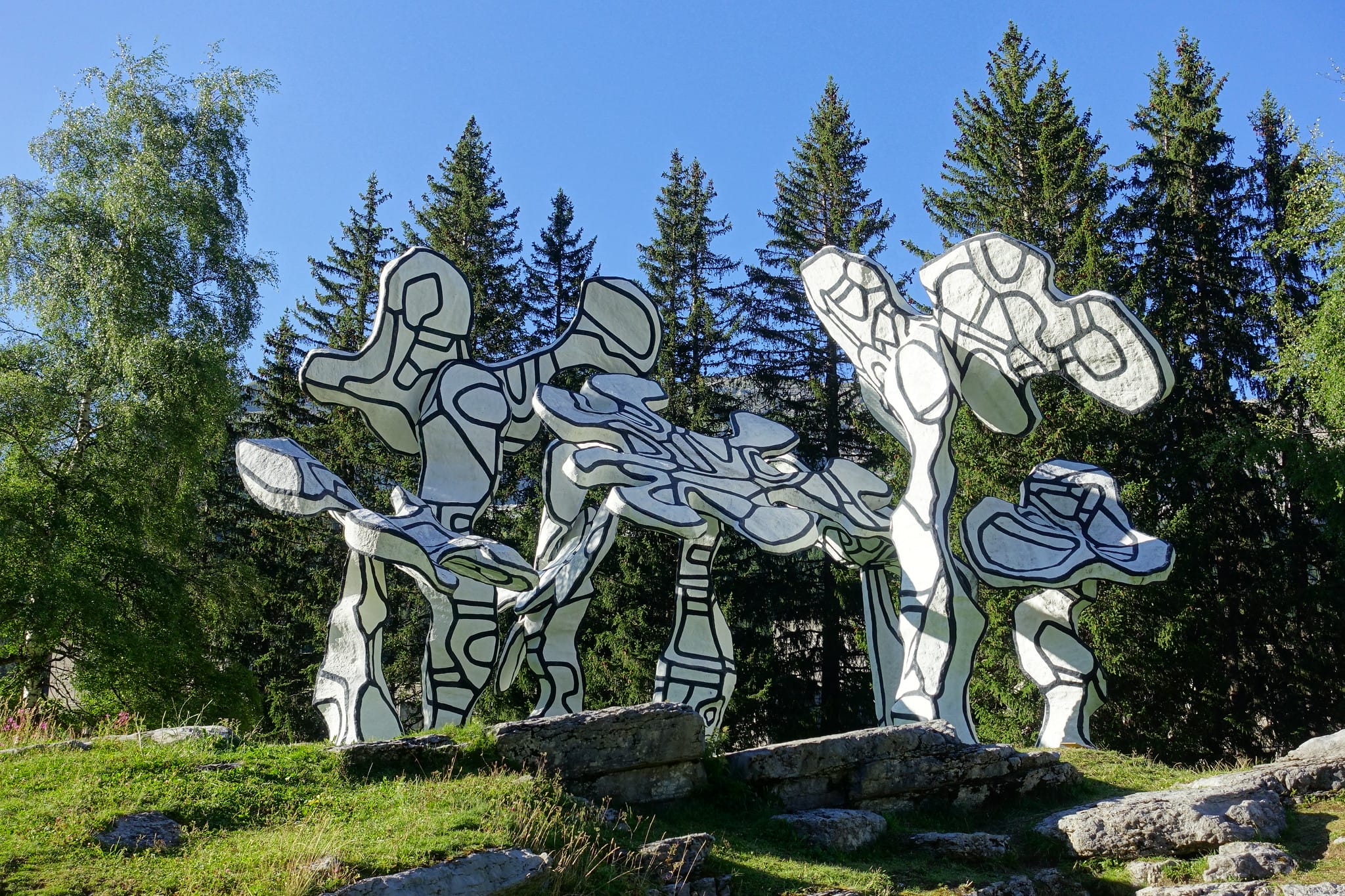 Le Boqueteau, sculpture de Jean Dubuffet à Flaine Forum, par Guilhem Vellut, licence CC BY 2.0.