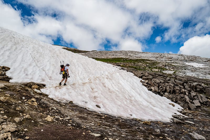 marche sur un névé en été