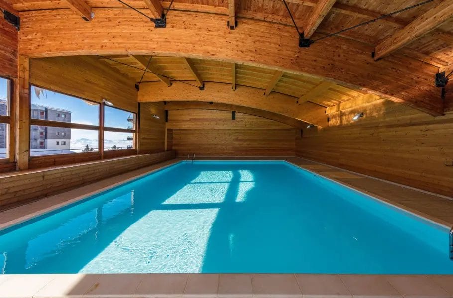 Piscine intérieure à la résidence le Balcon des Neiges à Chamrousse