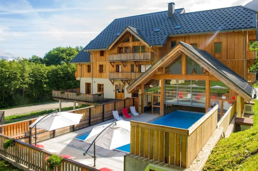 Résidence les Chalets de Belledonne et sa piscine