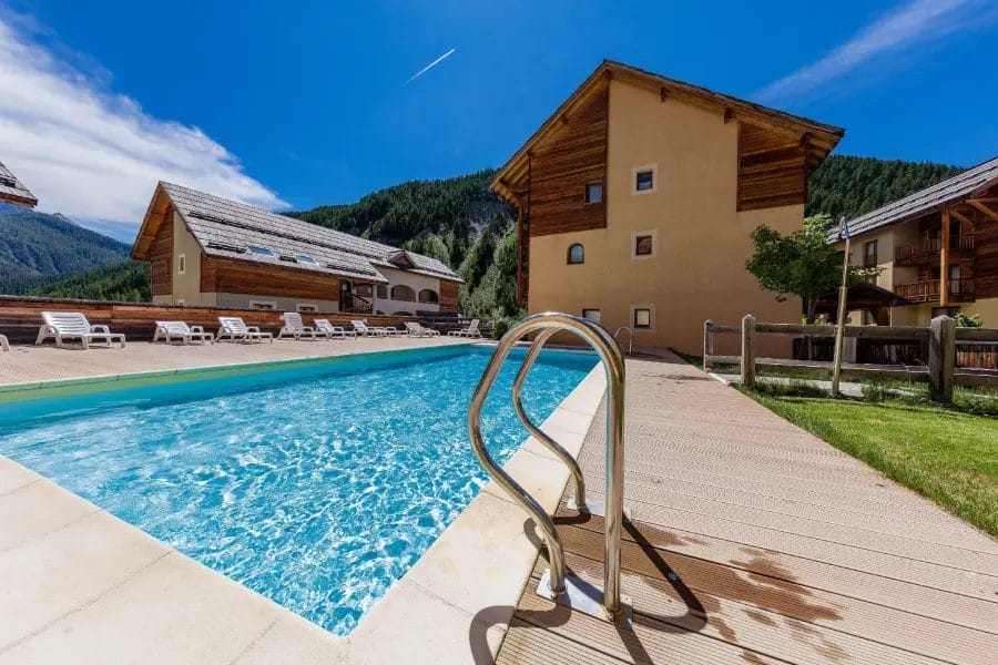 Piscine extérieure de la résidence les Granges d'Avrieux