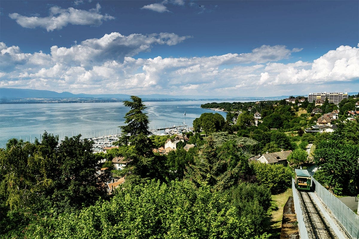 Thonon les Bains et son funiculaire par Mimpki via Adobe Stock