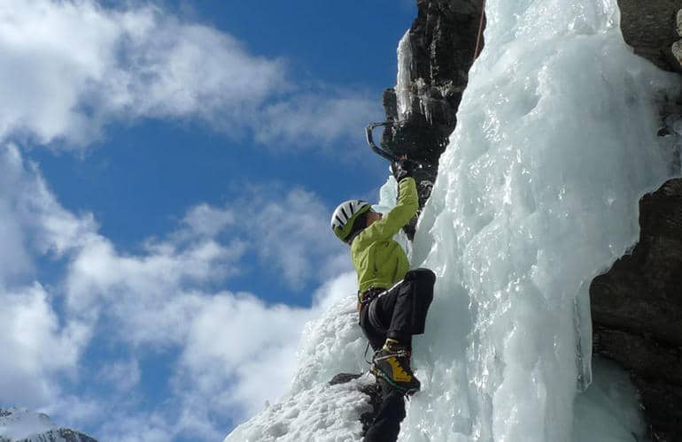 L'escalade sur glace est une activité à sensations à pratiquer entre janvier et mars dans la vallée de Chamonix