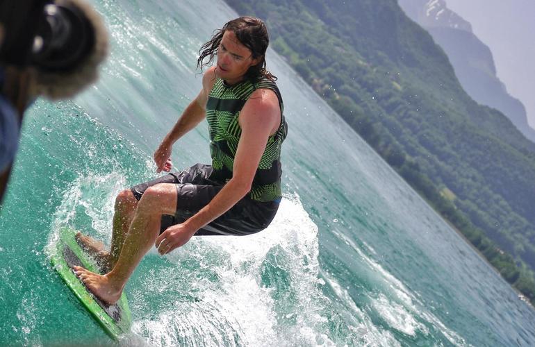 Le wake vous donnera des sensations de glisse étonnantes dans le lac d'Annecy