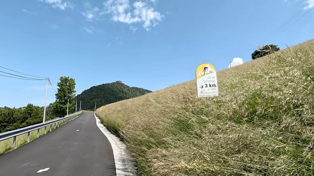 Tout au long de la montée, des panneaux indiquent la pente du kilomètre à venir du col de la Forclaz