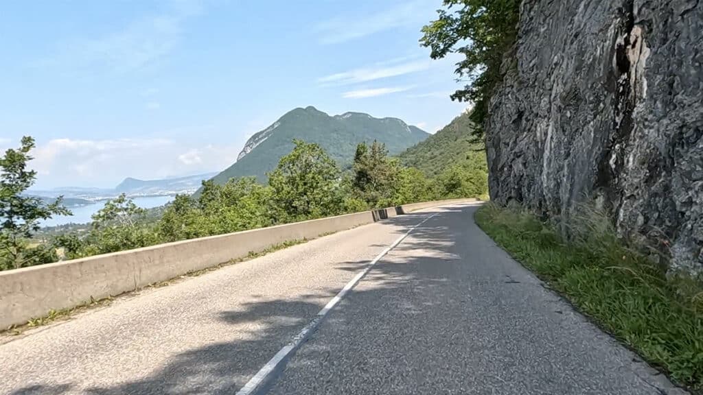 Descente avec vue sur le lac d'Annecy