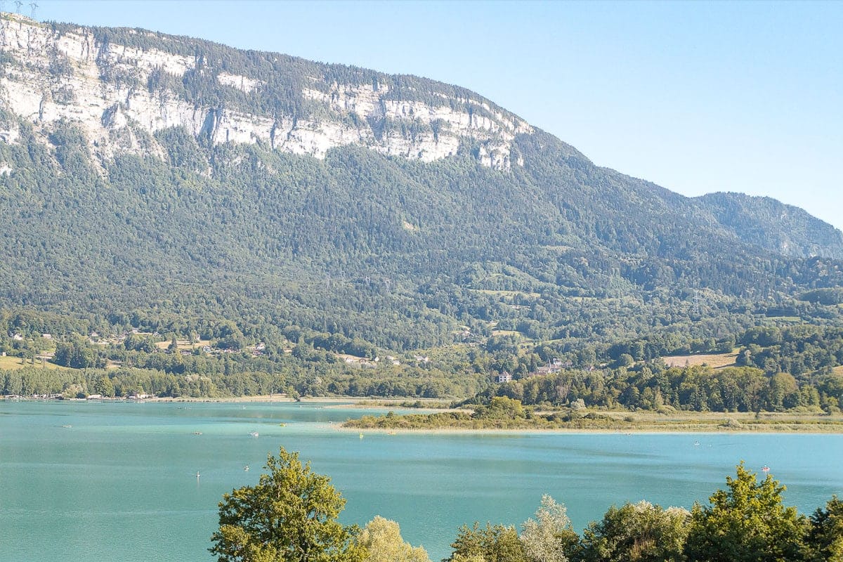 Le lac d'Aiguebelette en été avec le mont Grêle en arrière-plan