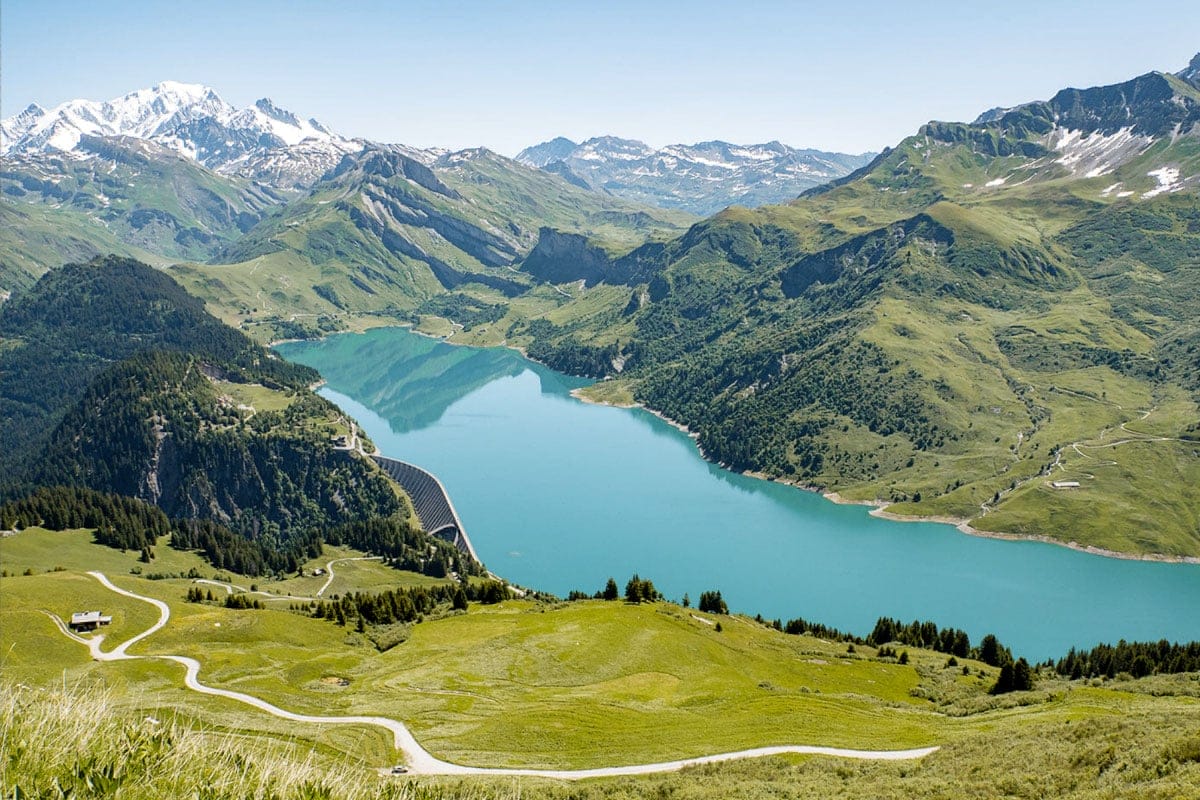 Le lac de Roselend et le mont Blanc depuis les hauteurs, par Yves - Adobe Stock