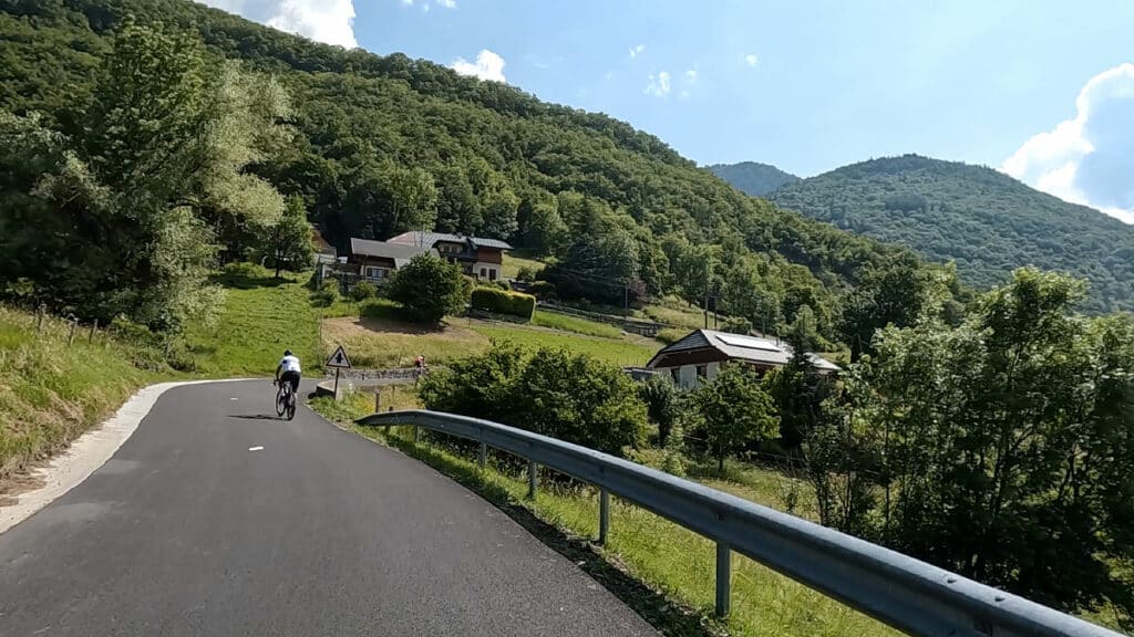 On commence à découvert, mais l'on passe vite en forêt