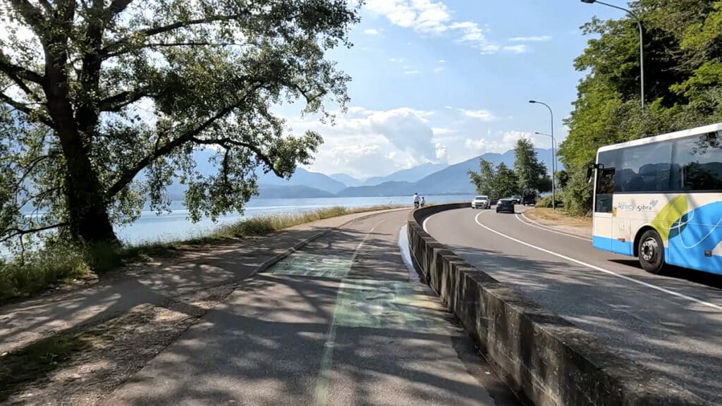 La piste cyclable quitte Annecy en bord de lac
