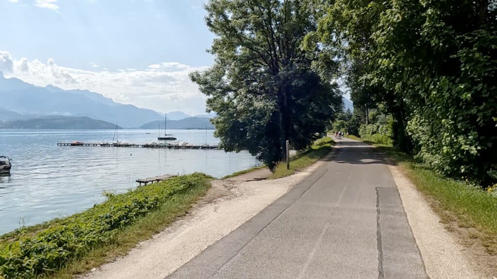 La piste sur les rives du lac d'Annecy à Sévrier