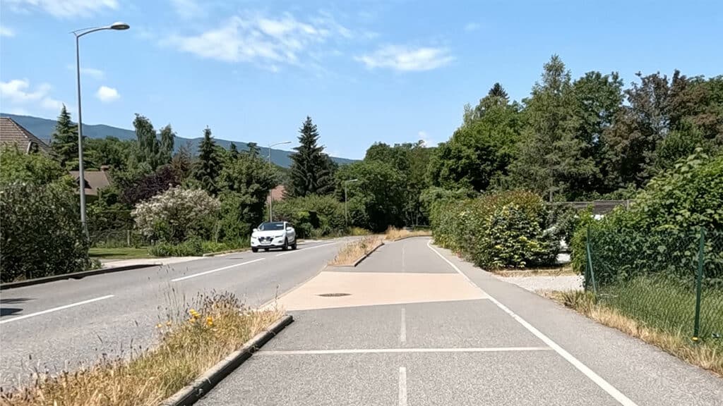 On rejoint ensuite la piste cyclable aux Granges de Talloires