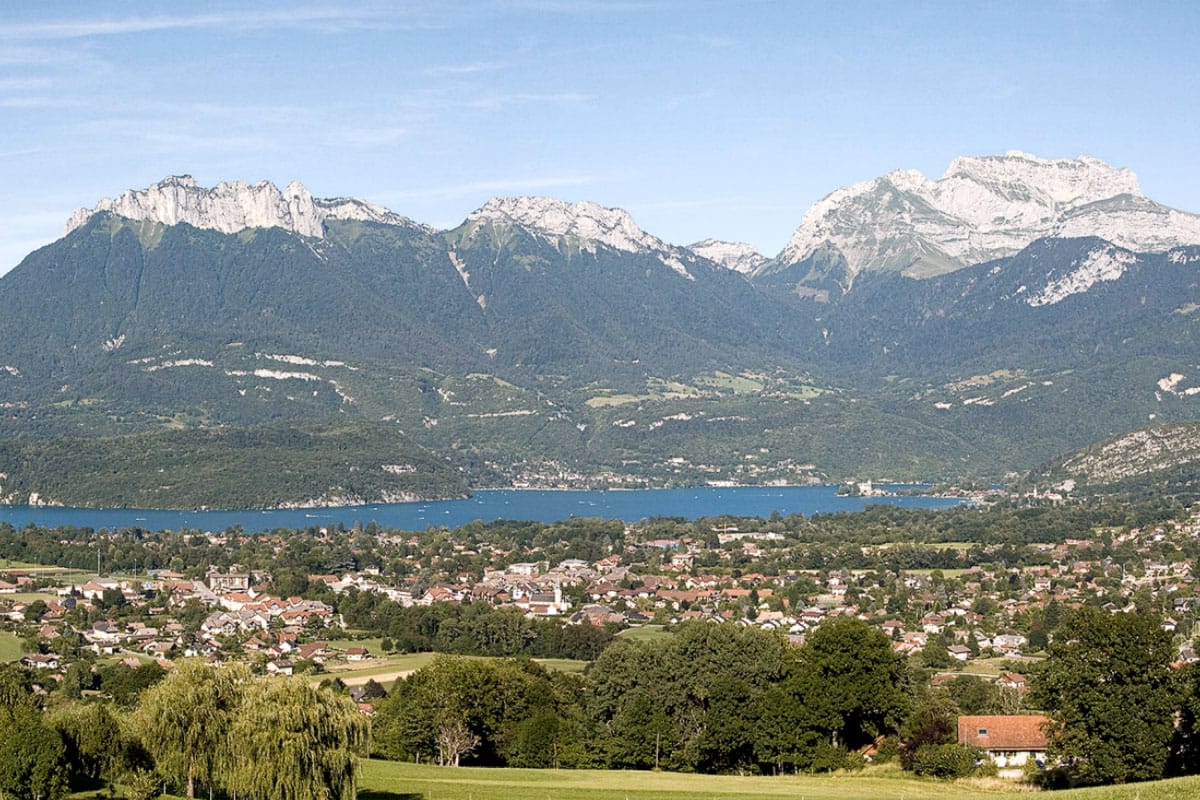 Vue sur le lac d'Annecy depuis la route de Leschaux