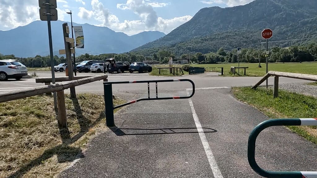 Au rond point de Giez, on tourne à gauche en direction de Vésonne  et du col de la Forclaz