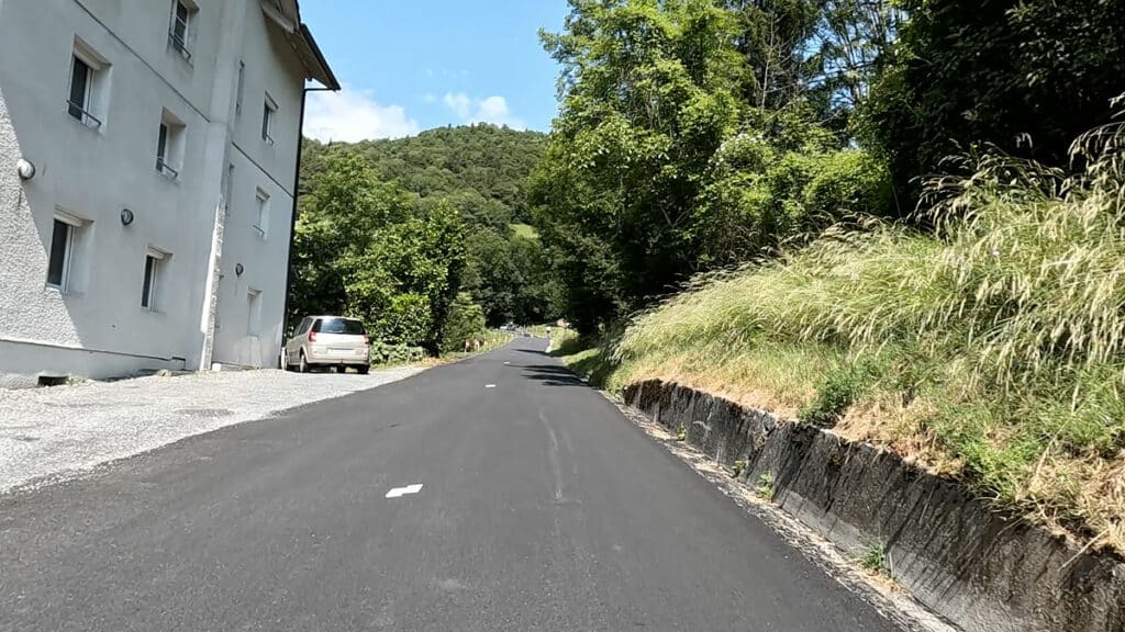 Dès la sortie de Vésonne, la route du col de la Forclaz monte fort à 10%