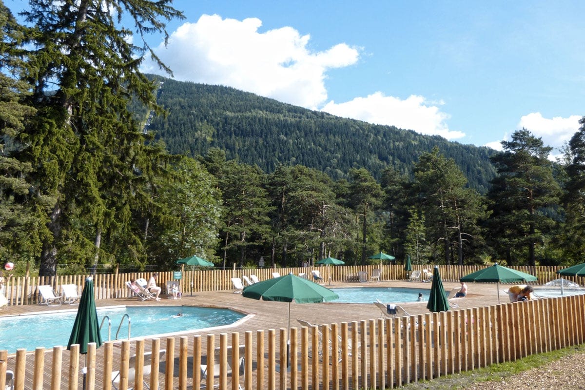 Le camping Huttopia Bourg Saint Maurice est proche de la gare de la ville