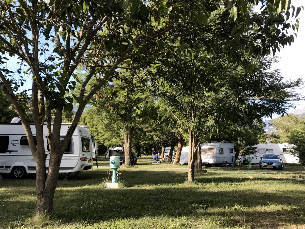 Le camping la Vieille Ferme, à 30 minutes à pied de la gare d'Embrun