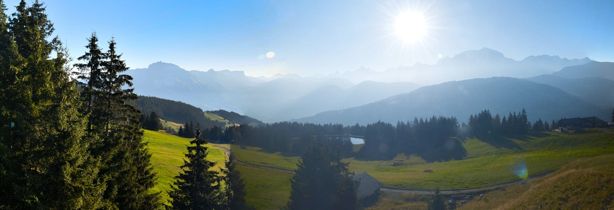 Lever de soleil sur le mont Blanc en été depuis le Jaillet