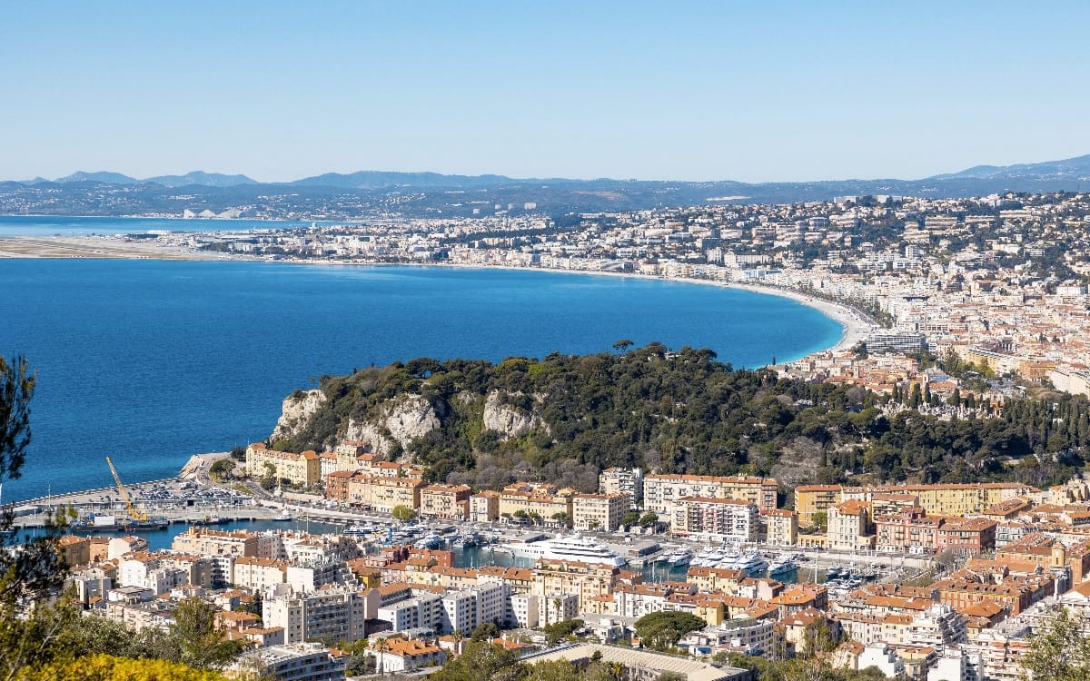 La ville de Nice et la baie des Anges