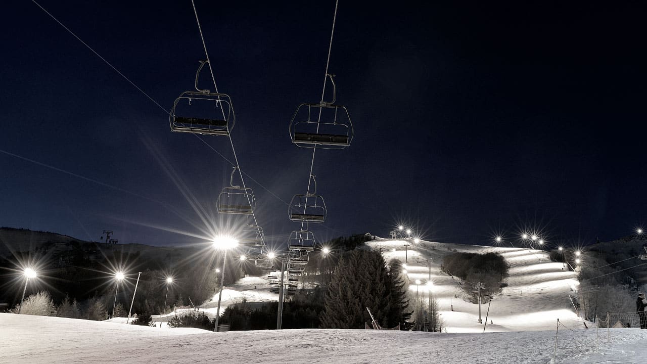 Ski de nuit à Besse par James - Adobe Stock