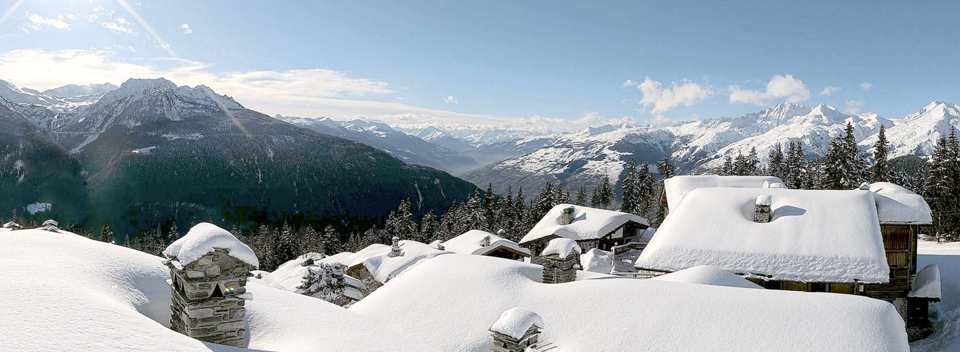 Vue sur les toits enneigés de La Rosière