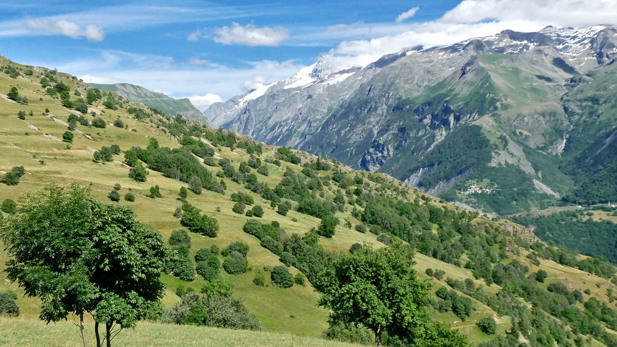 Vue sur les glaciers depuis Auris en Oisans