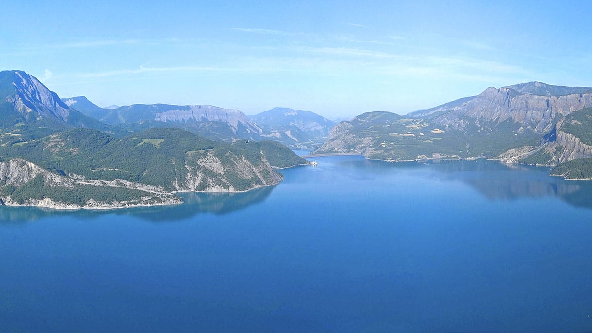 Lac de Serre Ponçon en été