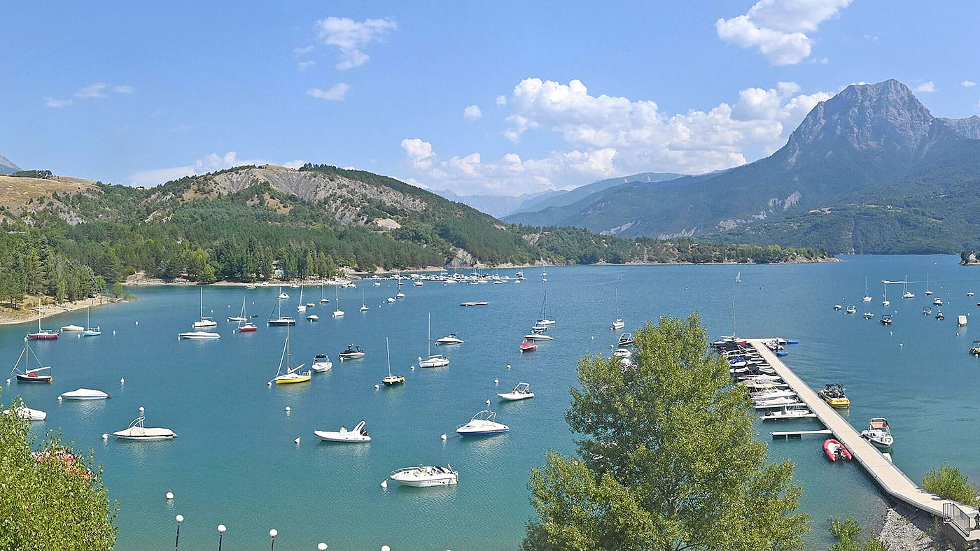 Le lac de Serre-Ponçon et la plage de Saint-Michel