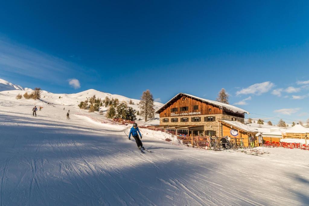 Le Chal'heureux est un hôtel situé sur les pistes de ski